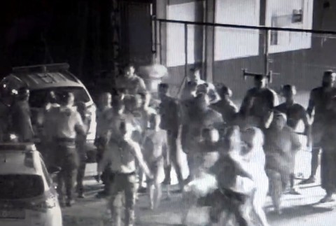 Skupina Rómov založila oheň. Ich napomenutie skončilo útokom na policajtov