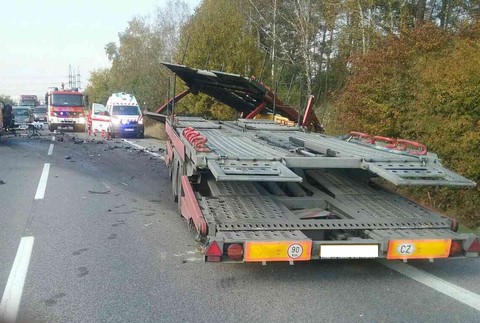 Čelná zrážka kamiónu s autom vo Zvolene 