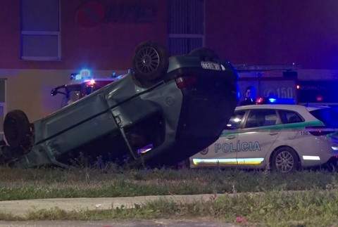 [multi] Policajná naháňačka skončila vážnou nehodou. Mladík (17) zrazil troch tínedžerov 1543