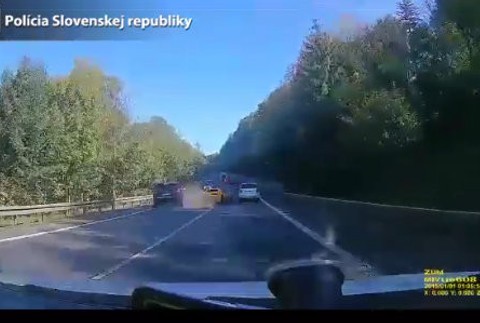 VIDEO: Preteky luxusných áut sa skončili smrťou muža, ktorý cestoval s rodinou