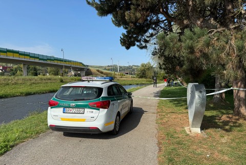 Bezvládne telo muža v Hrone 2