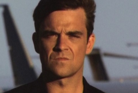 Robbie Williams, prižmúrené oči