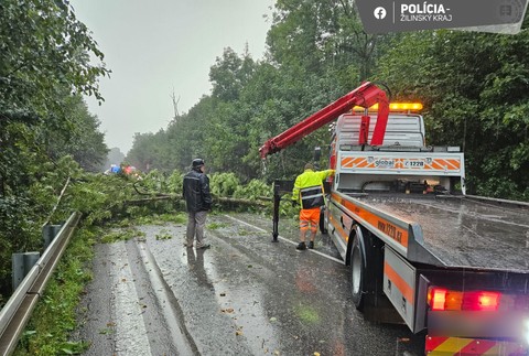 búrka strom na ceste Žilina