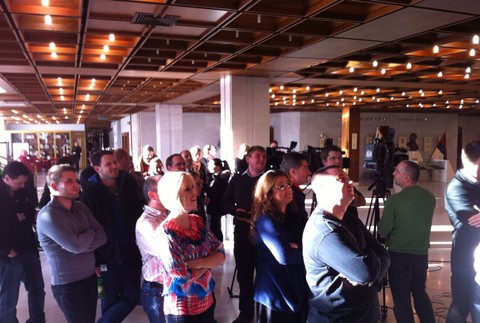 novinári v parlamente sledujú tlačovku Mojsejovej