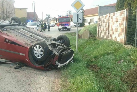 Pri obci Budmerice havarovalo osobné auto