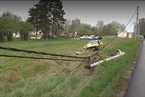 Betónový stĺp na dve časti, padnuté elektrické vedenie a zdemolované auto. Vodič dostal šmyk