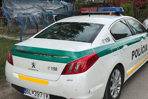 Naháňačka v uliciach Bratislavy. Policajti museli použiť strelnú zbraň