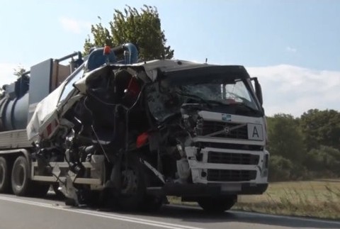 Zrážka cisterny s kamiónom