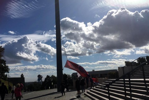 Silný vietor strhol vlajku na Dankovom stožiari