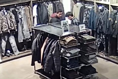 Z predajne zmizli tričká