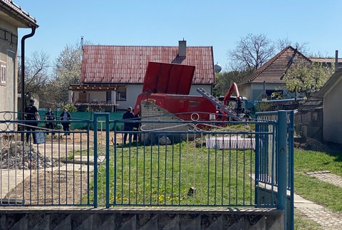 Tragédia vo Vrábloch. Muž spadol do drvičky na drevo
