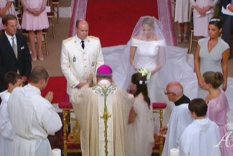 Monacké knieža princ Albert II. a juhoafrická plavkyňa Charlene sa vzali