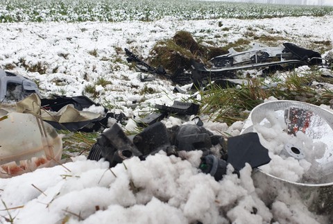 Pri čelnej zrážke sa zranili traja ľudia. Záchranári jedného oživujú v sanitke