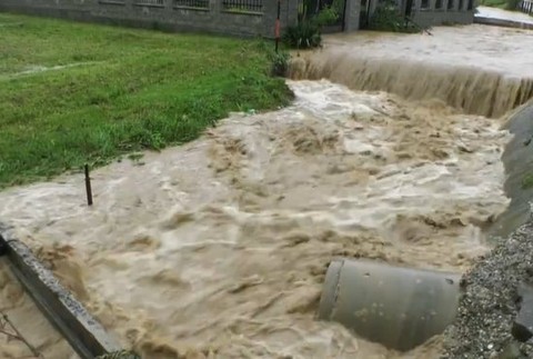 Prietrže mračien a krúpy