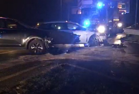 Nehoda osobných áut pred diaľnicou D1. Na mieste zasahovali aj záchranári