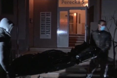 Muž (74) strávil s mŕtvou manželkou v byte niekoľko dní. 