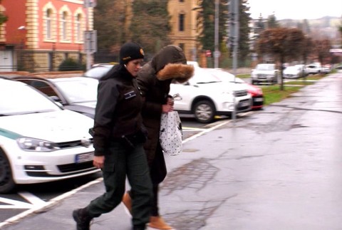 Kukláči zadržali policajta s manželkou. SBS-ky boli terčom ich biznisu