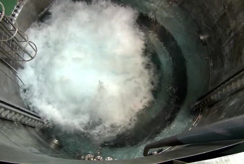 Spustenie tretieho bloku elektrárne Mochovce sa má predražiť a oddialiť. Dostavbe chce zabrániť aj rakúsky kancelár