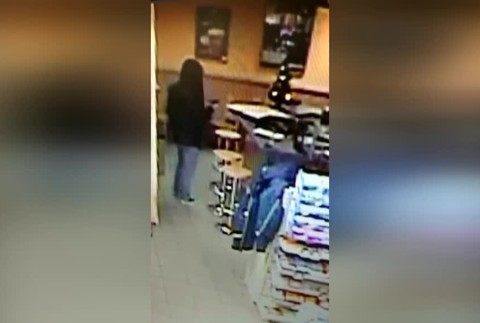 Maskovaný muž prepadol čerpaciu stanicu. Polícia pátra po zlodejovi