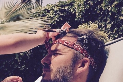 Malá Harper upravuje vlasy ockovi