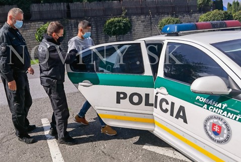 15-ročného mladíka prevážajú na policajné oddelenie