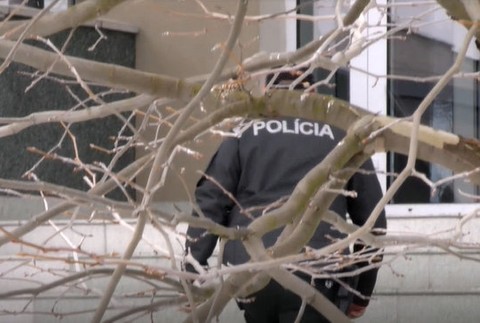 Polícia - nápis na chrbte 