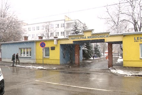 Dráma v bytovke. Žena po hádke bodla nožom muža do chrbta