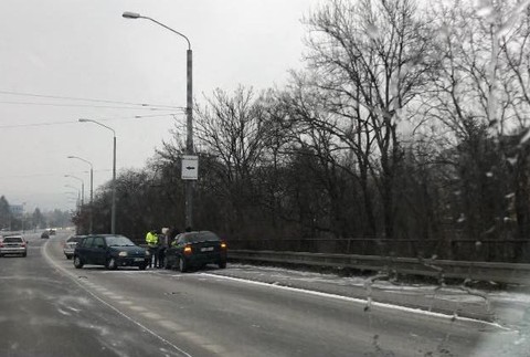 Bratislavu paralyzovali desiatky nehôd, všade je poľadovica