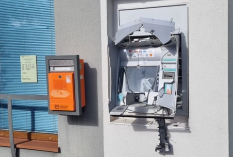 vybuchnutý bankomat 