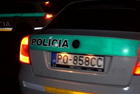 Vzduchom lietali kamene a ľudia sa mlátili lopatami. Konflikt dvoch rodín musela vyriešiť až polícia