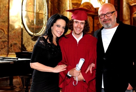 Filip, syn Lucie Bílej, zmaturoval
