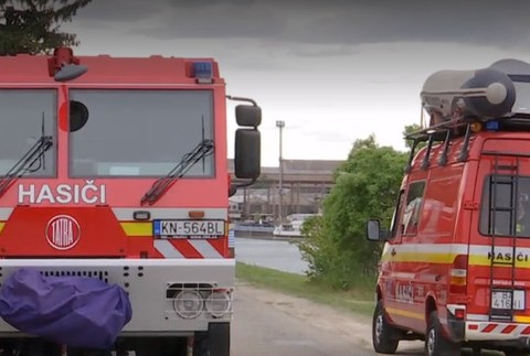 Auto skončilo vo vode