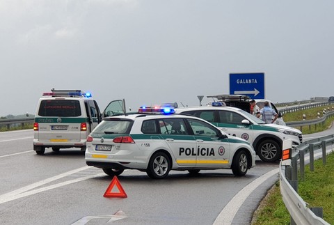 Pri náraze do zvodidiel zomrela žena. Pravdepodobne nemala zapnutý bezpečnostný pás