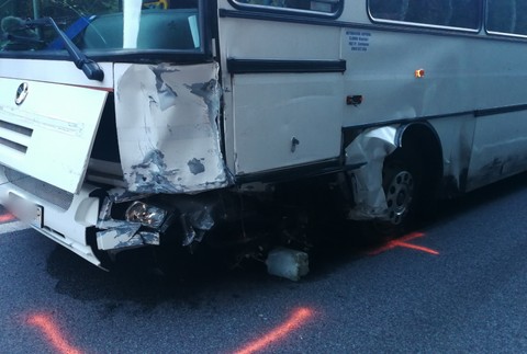 Vážna dopravná nehoda sa skončila tragicky. V autobuse boli desiatky cestujúcich