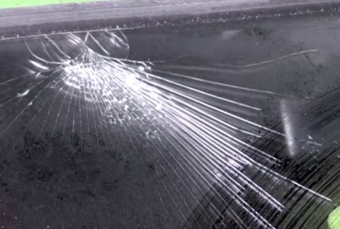 Kuriózna nehoda v Humennom. Po zrážke vodiči zistili, že sú kolegovia