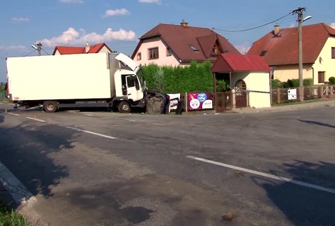 KN Nákladiak pritlačil auto5288