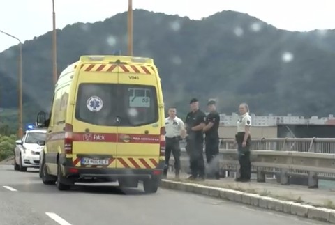 VIDEO: Dramatická záchrana v Humennom. Muž chcel skočiť z mosta