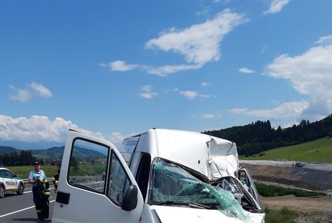 Smrteľná nehoda pri Ivachnovej. Odpojený karavan narazil do dodávky