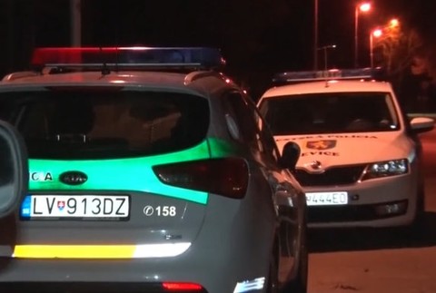 Muž (74) strávil s mŕtvou manželkou v byte niekoľko dní. 