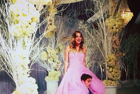 Na prelome rokov 2013 a 2014, konkrétne 31. decembra 2013, sa v kalifornskej Santa Susane vydala americká herečka Kaley Cuoco. Jej manželom sa stal tenista Ryan Sweeting. 