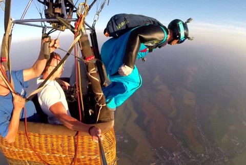 Kĺže sa po vzduchu v rýchlosti až 300 kilometrov za hodinu. Slovák skáče strmhlav z balónov2097