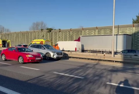 [multi] na dialnici sa zrazila sanitka s autom 3379