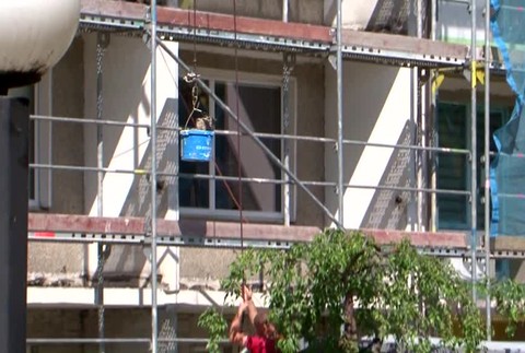 [multi] Robotníci si chceli uľahčiť prácu. Stavebnú suť vyhadzovali z 5. poschodia bez zabezpečenia chodníka 5163