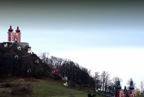 FOTO: Úchvatný pohľad pre návštevníkov Banskej Štiavnice. Unikátna kalvária žiari do diaľky