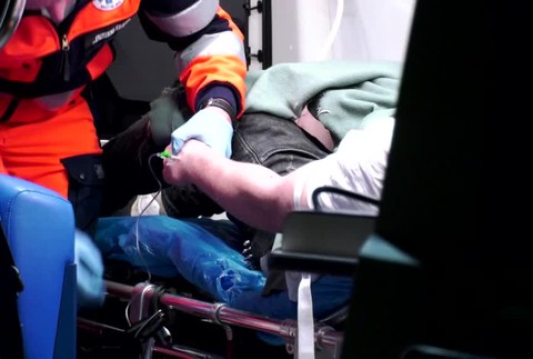 [multi] Tínedžer si chcel skrátiť cestu cez koľaje. Zrážku s vlakom zázrakom prežil 3455