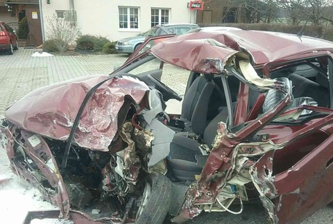 Zrážka áut s kamiónom si vyžiadala jeden ľudský život.