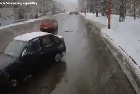 VIDEO: Takto jazdí vodič, ktorý nafúka tri promile