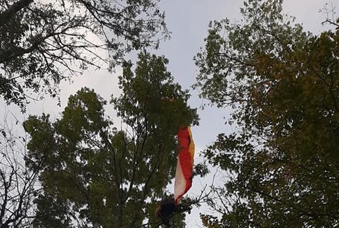 Nezvyčajná záchranná akcia. K záchrane uviaznutého paraglajdistu museli hasiči privolať aj vrtuľník