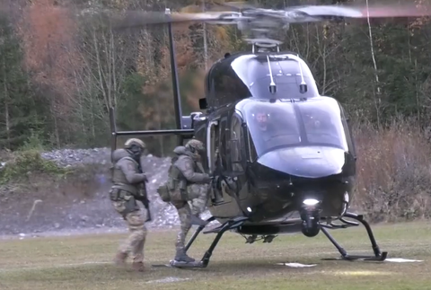 Vojaci nastupujúci do vrtuľníku 