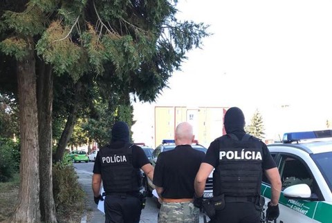 Jána, ktorý mal brutálne zabiť svojho suseda a potom ho vláčiť na lane za autom, poslal súd do väzby